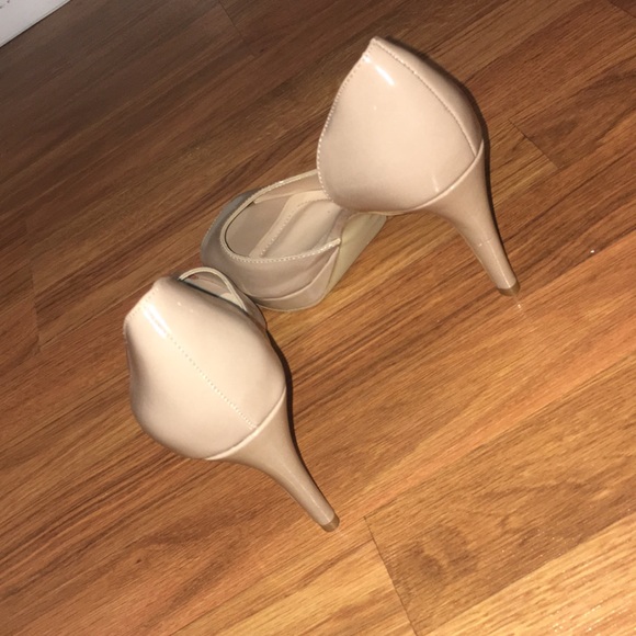 Beige TAHARI size 6 super cute heels - Picture 4 of 4